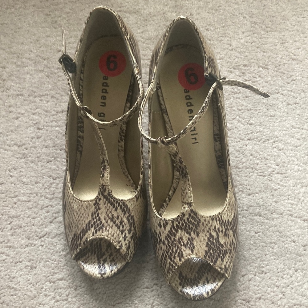 New, never worn Steve Madden peep toe stacked pumps!  Size 6